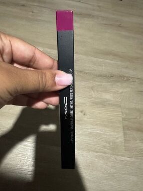 Mac"magenta eye liner